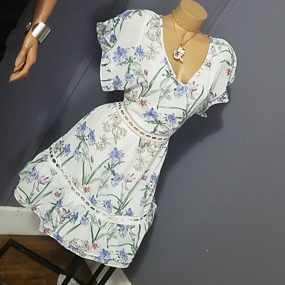 Dresses & Skirts - Stunning White Floral Sun Dress